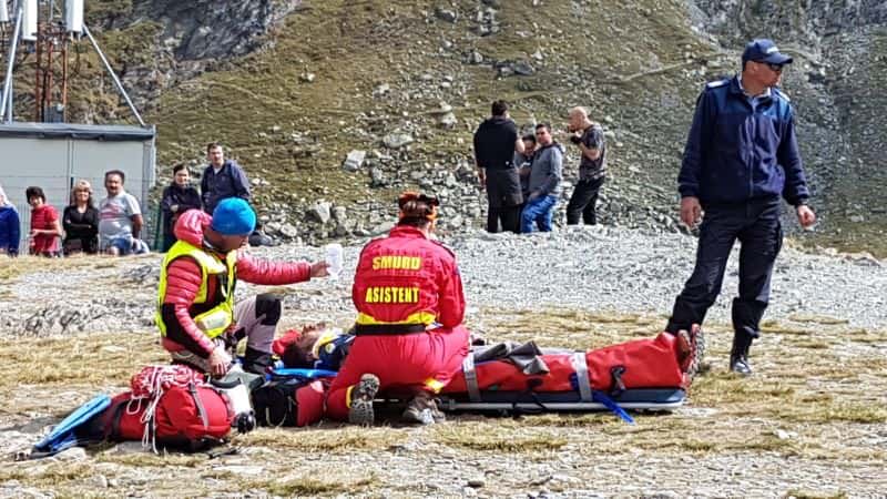 FOTO VIDEO Turistul rănit în Munții Făgăraș a fost evacuat cu elicopterul. E rănit grav