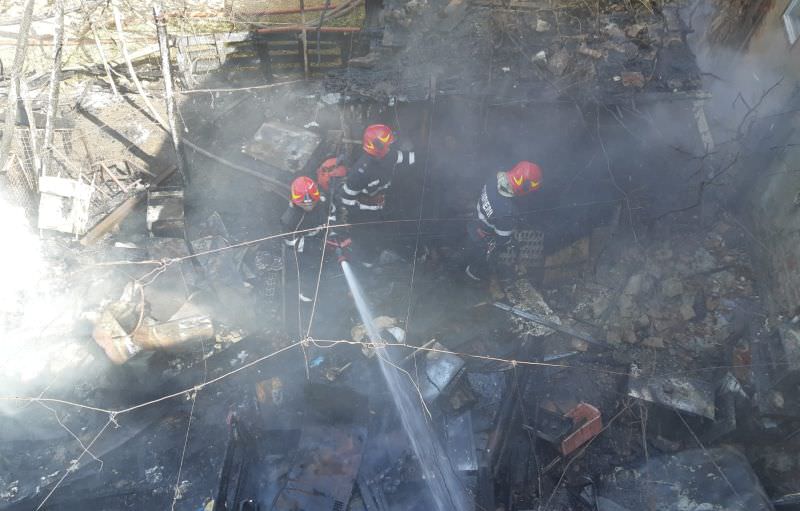 update foto incendiu pe 9 mai - flăcările s-au extins la o casă vecină