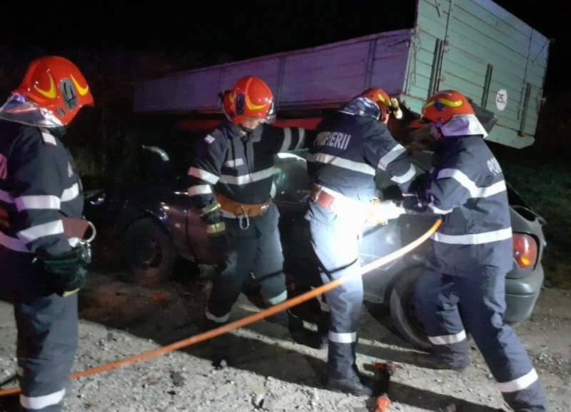 foto accident mortal la brateiu. un tânăr a intrat într-o remorcă