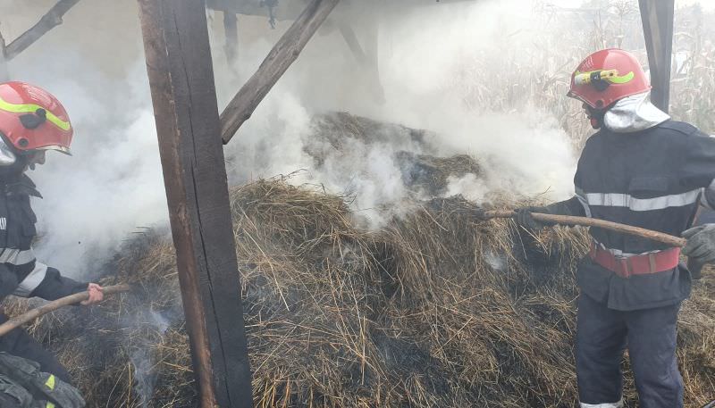 foto șură în flăcări la marpod. trei mașini de pompieri sunt acolo