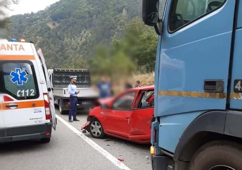 video foto carambol pe dn7 la câineni - un tir și patru mașini implicate într-un accident