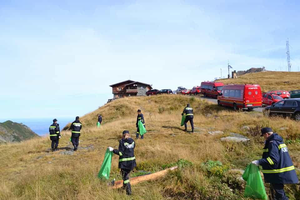 FOTO Pompierii sibieni au participat la acțiunile de curățenie de la Bâlea Lac