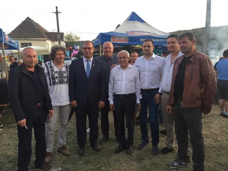 foto bogdan trif și petre daea în mijlocul agricultorilor sibieni din mărginime