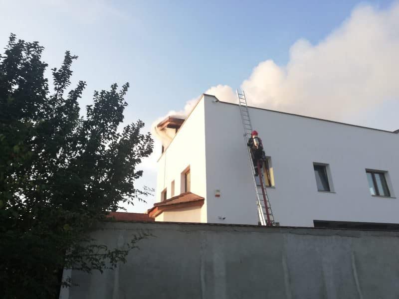 FOTO - Incendiu pe strada Berlin - A luat foc o mansardă