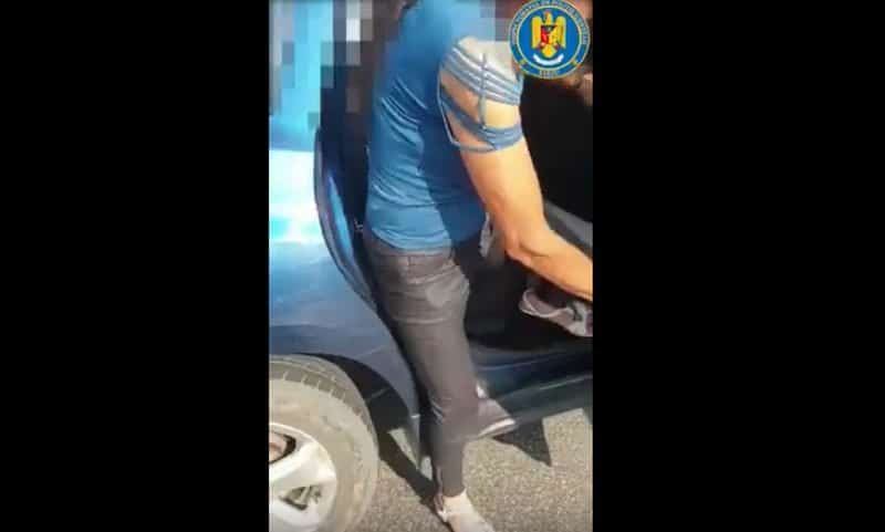 video s-au înghesuit ca să ajungă în vâlcea – 12 oameni într-o singură mașină