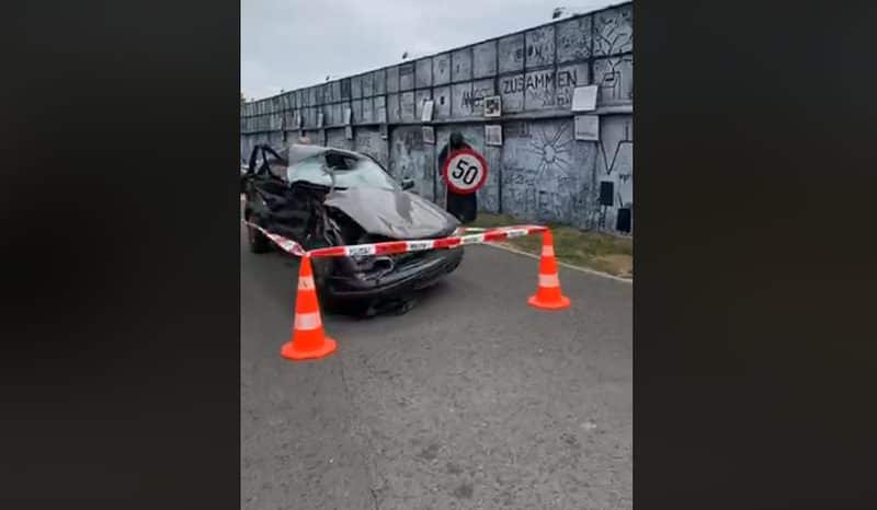 video mașină făcută praf într-un accident, expusă în față la teatru în sibiu