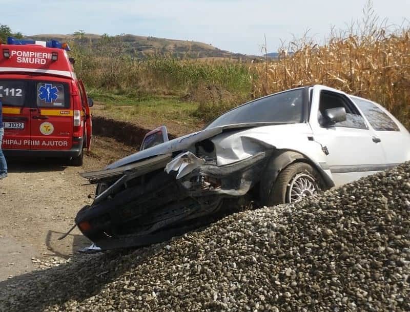 update foto accident între mândra si slimnic - o mașină a intrat într-o grămadă de balast