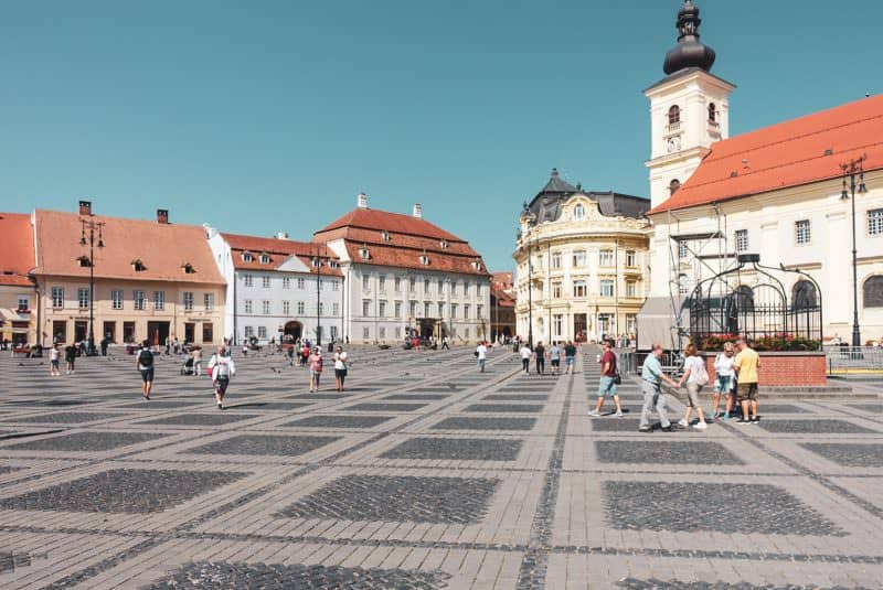 video doi bloggeri din america în vizită la sibiu - „e cel mai frumos oraș din românia”