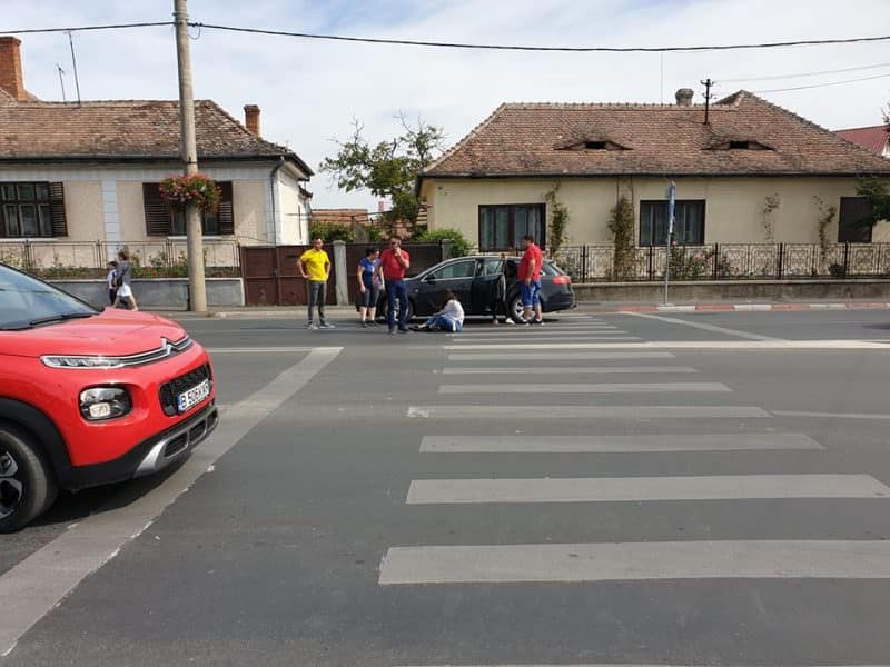 foto sibiancă lovită pe zebră pe strada bâlea