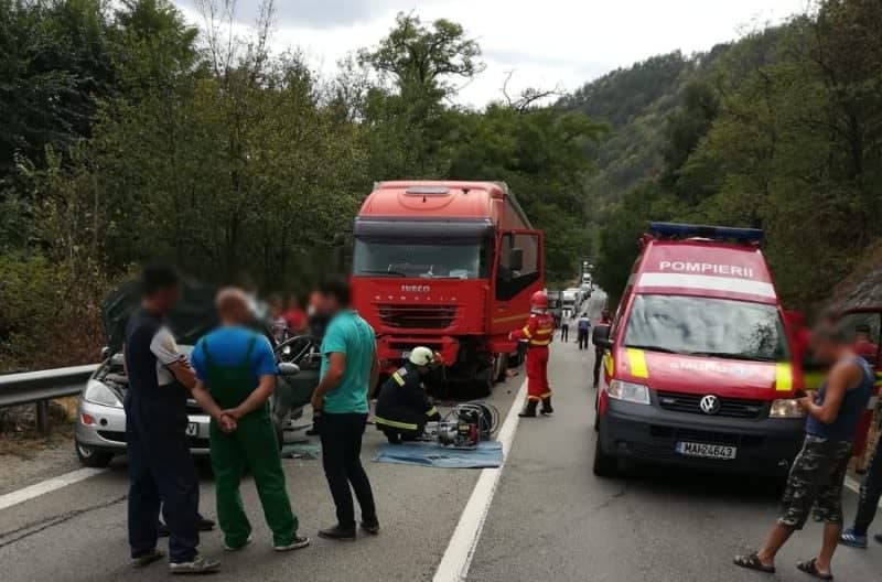 foto accident pe valea oltului din cauza unui tirist neatent - cinci răniți