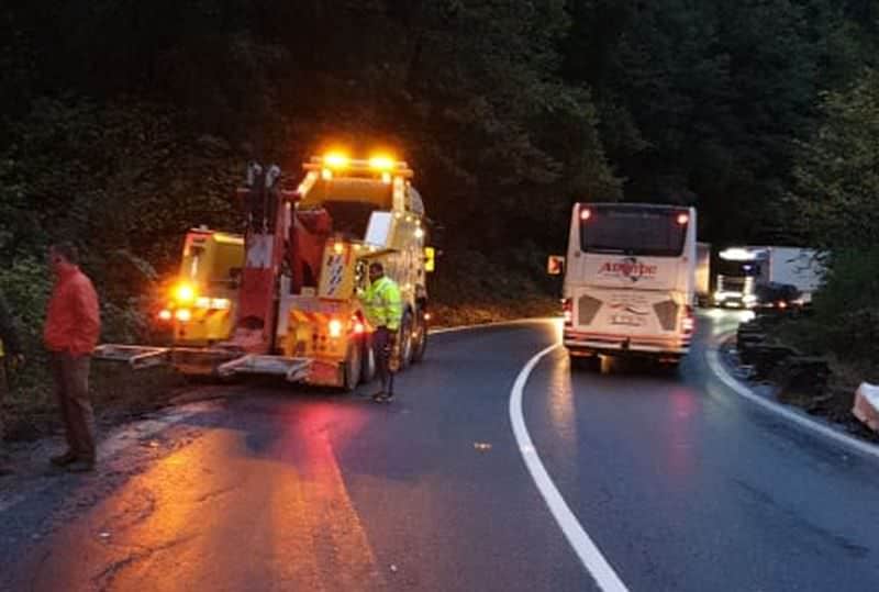 foto - accident cu trei tir-uri pe valea oltului. unul a intrat pe contrasens