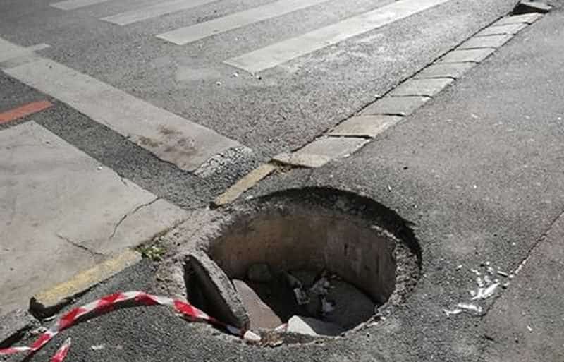 foto capcană pe strada semaforului. un canal stă fără capac de aproape o lună