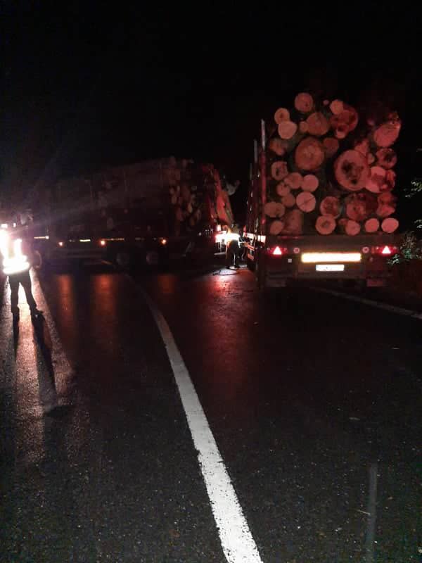 foto - accident cu trei tir-uri pe valea oltului. unul a intrat pe contrasens