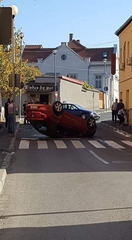 foto trafic blocat pe berăriei. o mașină s-a răsturnat