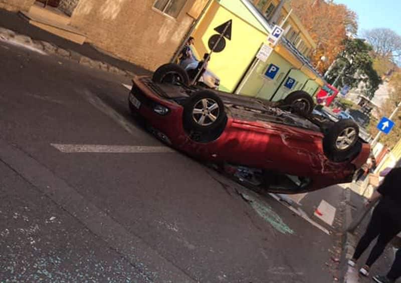 foto trafic blocat pe berăriei. o mașină s-a răsturnat