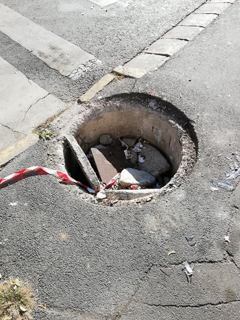 foto capcană pe strada semaforului. un canal stă fără capac de aproape o lună