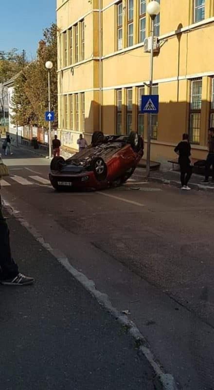 foto trafic blocat pe berăriei. o mașină s-a răsturnat