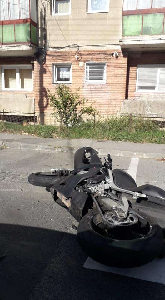 foto motociclist rănit într-un accident la sibiu - a fost lovit de o mașină