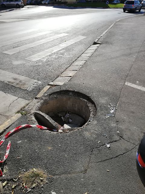 foto capcană pe strada semaforului. un canal stă fără capac de aproape o lună