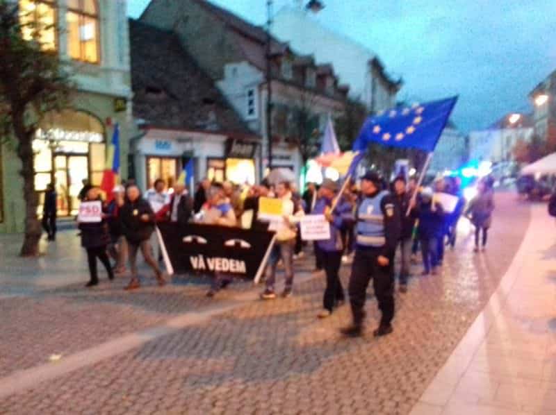 video foto - protest la sibiu. câțiva zeci de oameni mărșăluiesc prin oraș