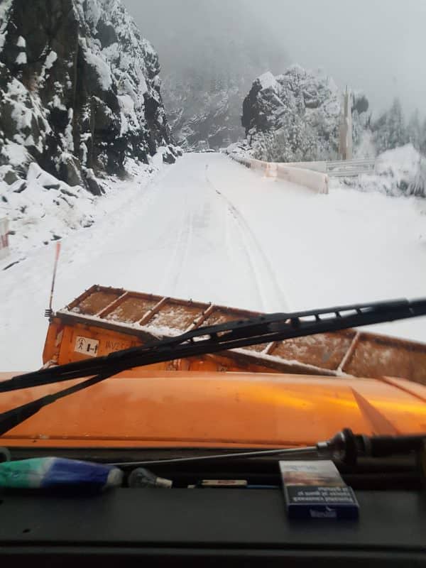 video foto - iarnă în toată regula pe transfăgărășan. drumarii au intervenit pentru deszăpezire