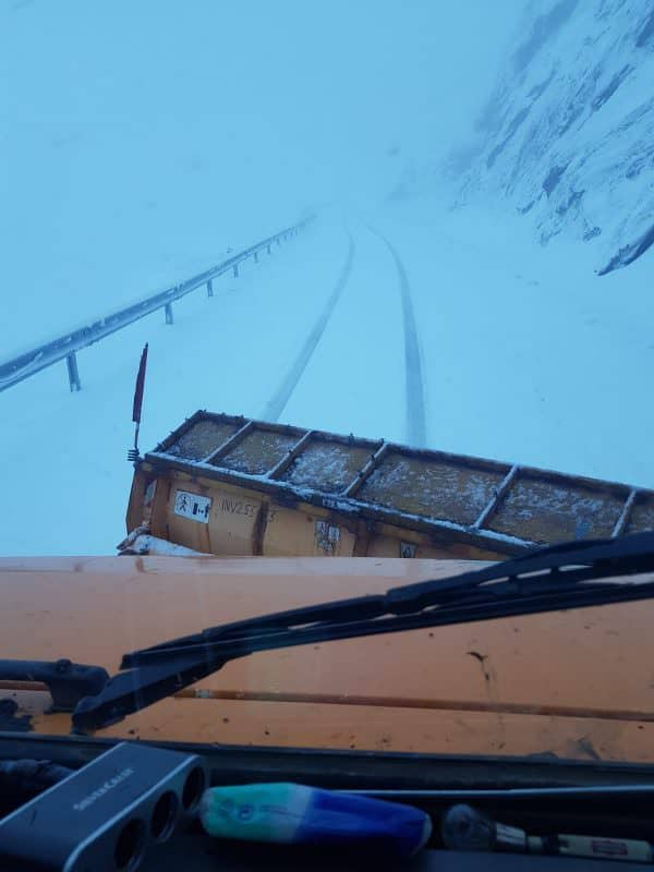 video foto - iarnă în toată regula pe transfăgărășan. drumarii au intervenit pentru deszăpezire