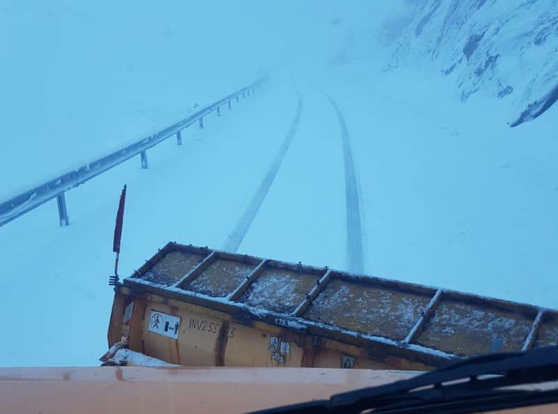 video foto - iarnă în toată regula pe transfăgărășan. drumarii au intervenit pentru deszăpezire