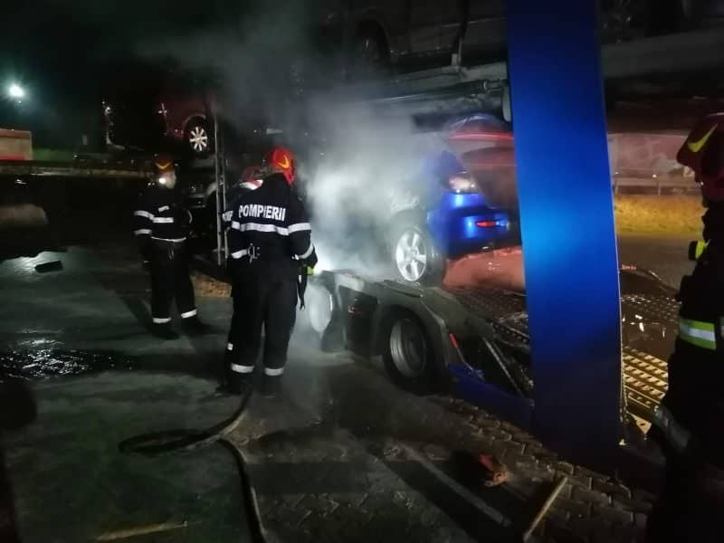 foto - incendiu la o autoplatformă pe valea oltului. zece mașini la un pas să se facă scrum