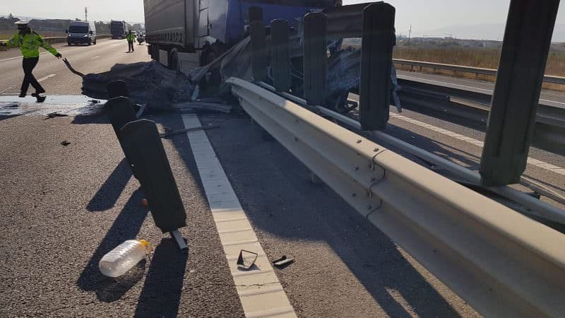 update foto video tir intrat în parapet pe autostradă la sibiu - două benzi blocate