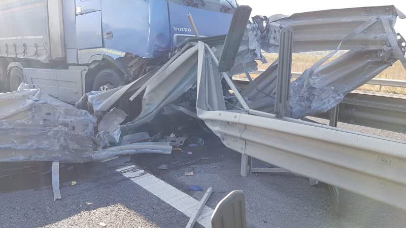 update foto video tir intrat în parapet pe autostradă la sibiu - două benzi blocate