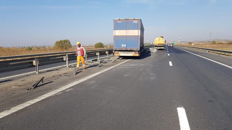 update foto video tir intrat în parapet pe autostradă la sibiu - două benzi blocate