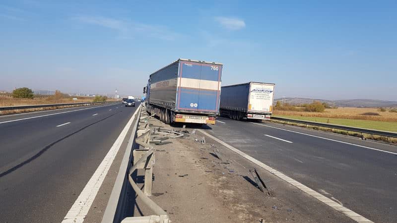 update foto video tir intrat în parapet pe autostradă la sibiu - două benzi blocate