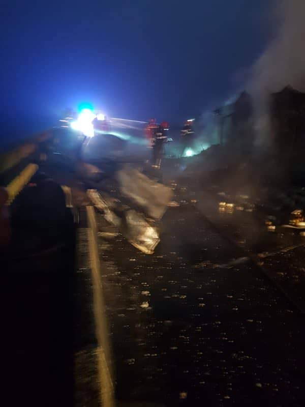 update video foto accident pe dn1 la bradu. un tir arde, iar un pasager e căutat în olt