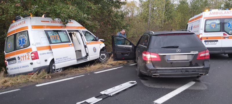 foto accident cu trei mașini pe drumul dintre şelimbăr si cisnădie - o ambulanță implicată