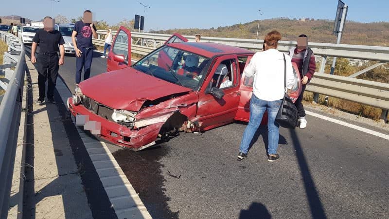 foto accident la ieșirea de pe autostradă la sibiu - un vitezoman și-a făcut mașina praf