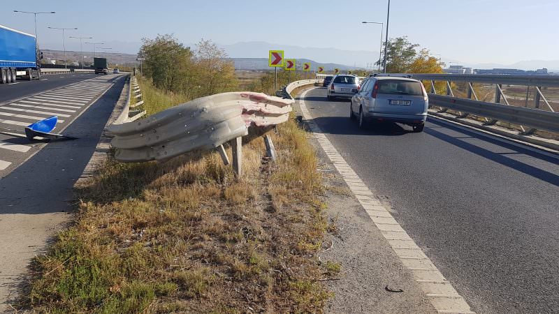 foto accident la ieșirea de pe autostradă la sibiu - un vitezoman și-a făcut mașina praf