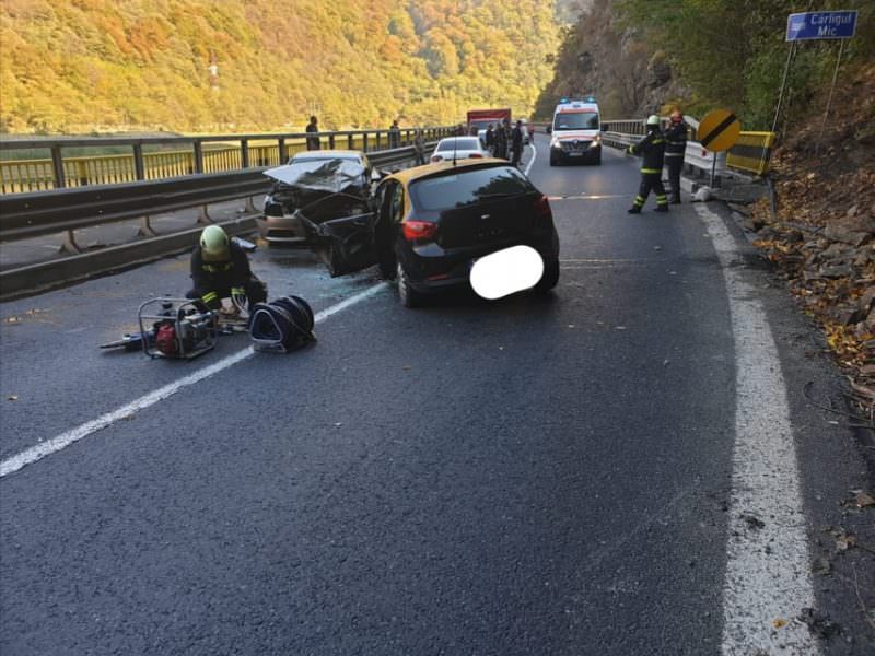 foto impact devastator pe valea oltului - trafic blocat total