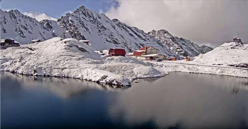 LIVE VIDEO Imagini de pe Transfăgărășan – Ninge ca în povești