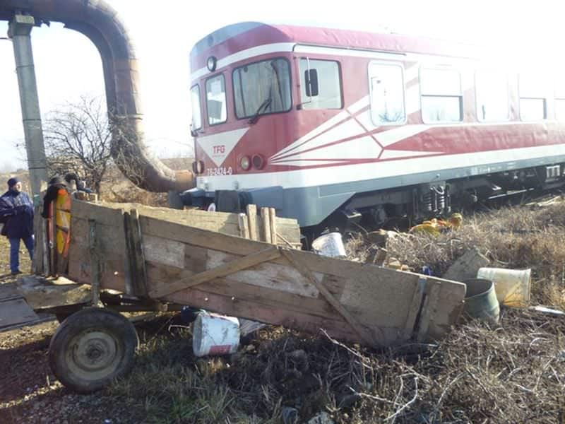 căruță lovită de un tren la brateiu - locomotivă avariată