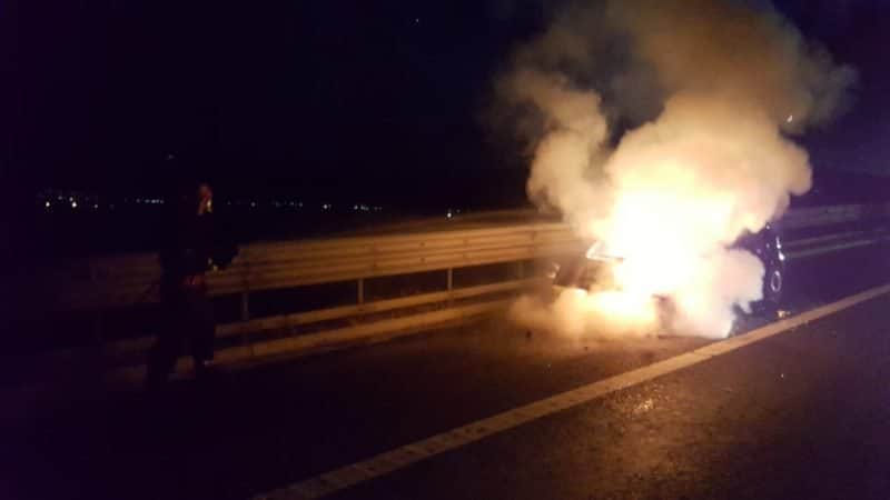 foto mașină făcută scrum pe autostrada sibiu-deva - a luat foc în mers