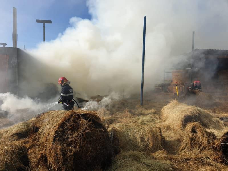 foto incendiu pe calea șurii mici - au luat foc mai mulți baloți de fân