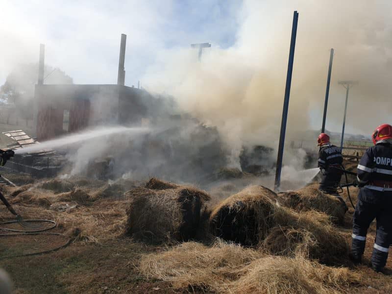 foto incendiu pe calea șurii mici - au luat foc mai mulți baloți de fân