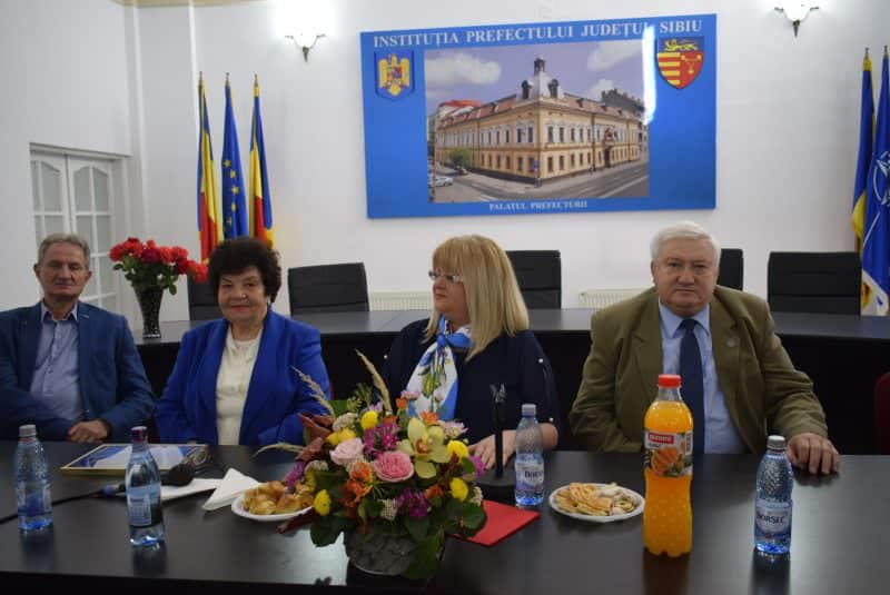 foto reuniune emoționantă la prefectură – vârstnicii din sibiu sărbătoriți