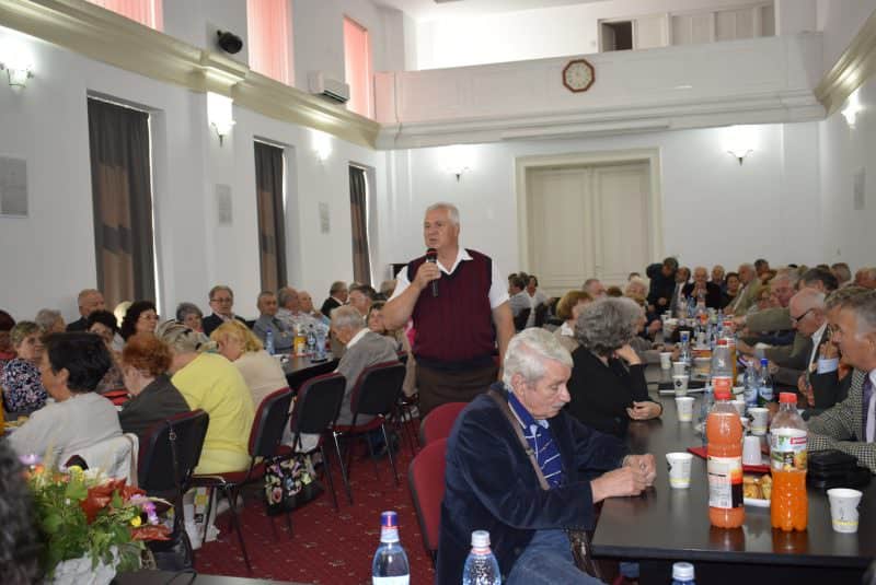 foto reuniune emoționantă la prefectură – vârstnicii din sibiu sărbătoriți