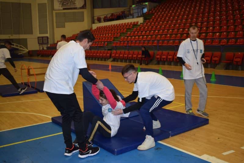 FOTO Persoanele cu dizabilități din Sibiu se intrec la o gală sportivă la Sala Transilvania