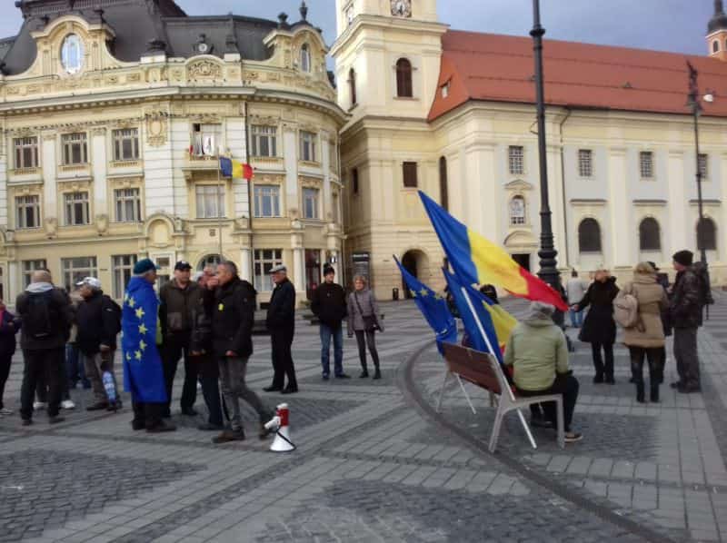 video foto - protest la sibiu. câțiva zeci de oameni mărșăluiesc prin oraș