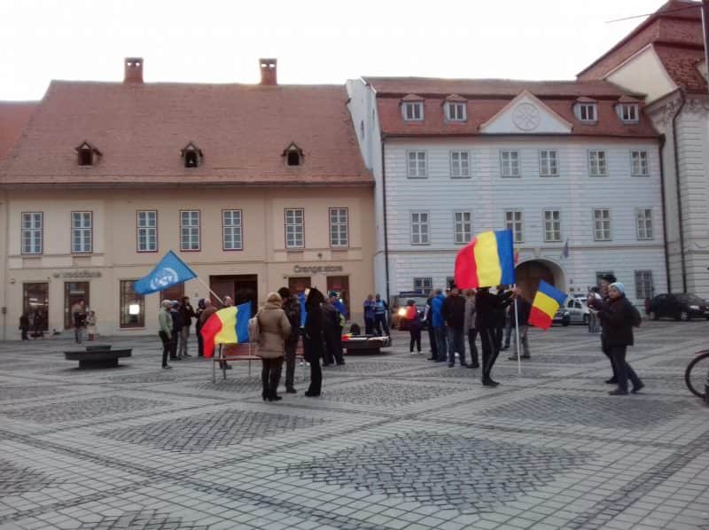 video foto - protest la sibiu. câțiva zeci de oameni mărșăluiesc prin oraș