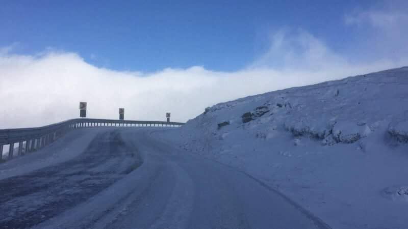 sibieni rămași înzăpeziți pe transalpina - aveau mașinile neechipate corespunzător