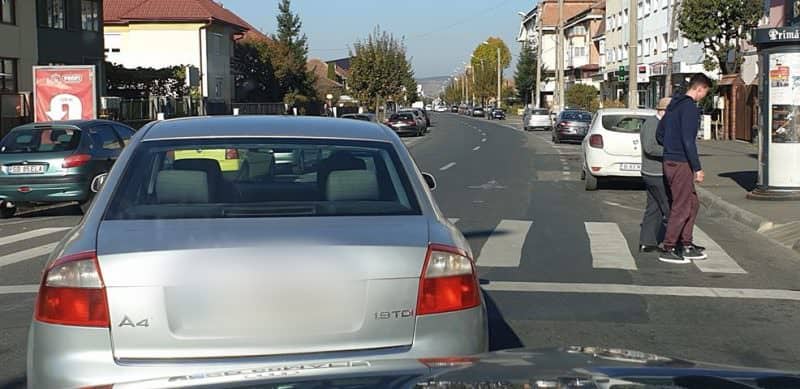 bun simț în trafic la sibiu: șoferii din coloană au așteptat fără claxoane să treacă un bătrânel strada