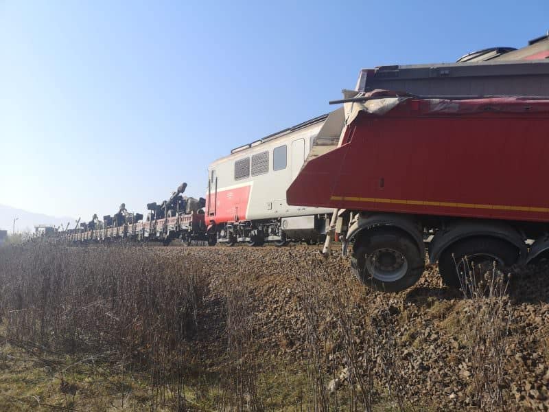 update foto accident feroviar la mârșa - un tren și un camion s-au ciocnit